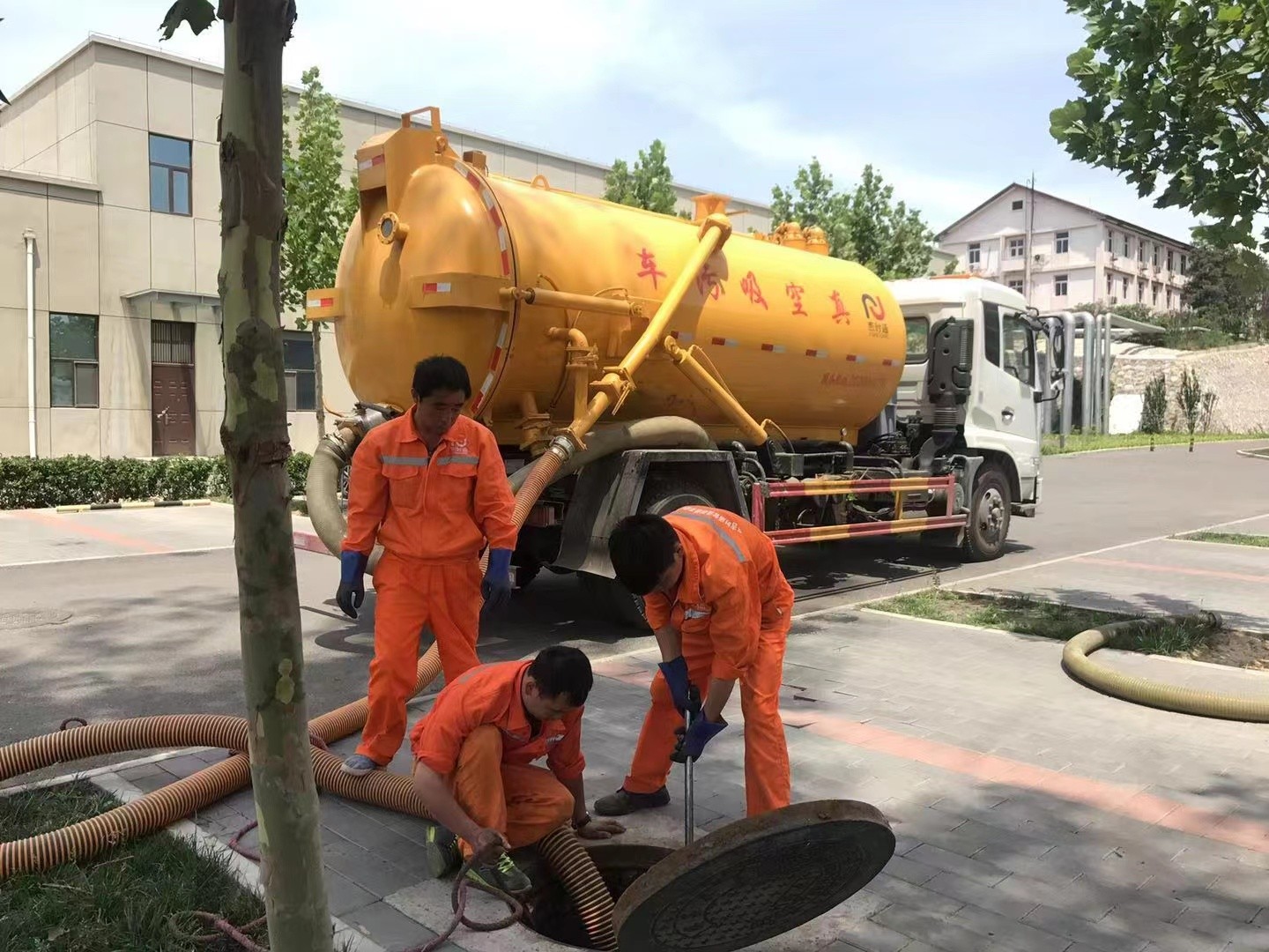 厚街镇管道疏通车停在窨井附近