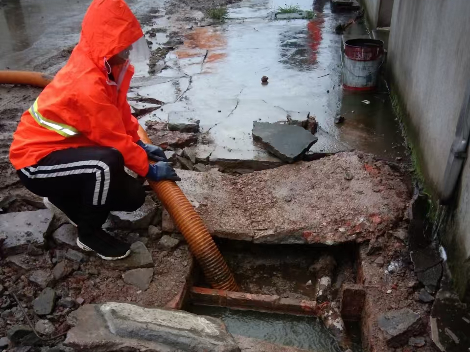 厚街镇专业清理污水池 炜誉市政以规范流程守护城市 “肠道”